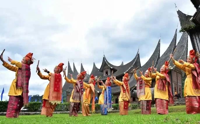Suku Minangkabau: Memelihara Tradisi Matrilineal yang Kaya dan Beragam