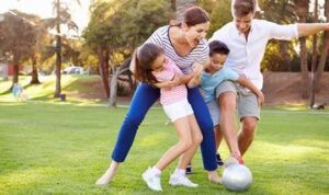 buatkan saya artikel tentang Olahraga: Sebagai Kegiatan Keluarga Manfaat dan Tips dengan kata yang benar