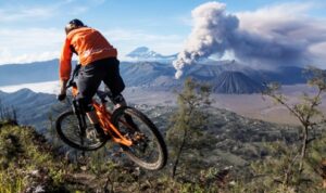Bersepeda Gunung di Bromo: Jalur Ekstrem di Tengah Lautan Pasir