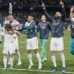 Kemenangan Dramatis: Real Madrid Raih Tiket Final dengan Kemenangan di Detik-detik Terakhir Real Madrid mengukir kisah epik di pentas Liga Champions dengan meraih tiket menuju final melalui kemenangan dramatis yang tercipta di detik-detik terakhir pertandingan. Dalam laga yang sarat emosi dan ketegangan, Madrid menunjukkan mentalitas juara yang tak tergoyahkan, membalikkan keadaan menjadi kemenangan yang memukau. Pertarungan dimulai dengan intensitas yang tinggi sejak peluit pertama. Lawan mereka, yang merupakan salah satu tim kuat Eropa, tampil dengan semangat yang sama untuk meraih kemenangan. Pertahanan Madrid diuji dengan serangan balik cepat dan kombinasi serangan yang cermat dari lawan. Meskipun demikian, Real Madrid tetap berpegang pada filosofi permainan mereka yang agresif. Pemain-pemain seperti Karim Benzema, Vinicius Junior, dan Luka Modric terus menggempur pertahanan lawan dengan serangan-serangan yang cepat dan berbahaya. Namun, hingga menjelang akhir pertandingan, kedua tim masih terkunci dalam skor yang sama. Ketika waktu semakin menipis, ketegangan di stadion semakin terasa. Para suporter di seluruh dunia menahan nafas, menyaksikan pertempuran sengit ini melalui layar televisi mereka. Setiap operan, setiap lemparan, dan setiap tembakan menjadi penentu nasib bagi kedua tim. Namun, di menit-menit terakhir laga, Real Madrid menemukan celah dalam pertahanan lawan. Dengan serangan balik cepat yang dipimpin oleh Vinicius Junior, bola berhasil diteruskan kepada Karim Benzema di kotak penalti lawan. Dengan ketenangan yang luar biasa, Benzema menuntaskan peluang itu dengan sepakan keras yang melesat masuk ke pojok gawang lawan. Estadio Santiago Bernabeu meledak dalam sorakan kegembiraan yang luar biasa. Pemain-pemain Real Madrid berpelukan dalam kebahagiaan, sementara para suporter memenuhi stadion dengan nyanyian kemenangan. Kemenangan dramatis ini tidak hanya meraih tiket menuju final, tetapi juga menciptakan momen yang akan dikenang selamanya oleh para penggemar sepak bola. Dalam detik-detik terakhir yang memukau, Real Madrid sekali lagi membuktikan bahwa mereka adalah tim yang tidak pernah menyerah. Dengan semangat juara yang tak terbendung, mereka siap menghadapi tantangan terakhir dalam perjalanan mereka menuju mahkota Eropa. Mereka telah menorehkan kisah baru dalam sejarah klub, yang akan menjadi inspirasi bagi generasi selanjutnya. Kemenangan Dramatis: Real Madrid Raih Tiket Final dengan Kemenangan di Detik-detik Terakhir